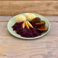 Rodekool met aardappelpure, gehaktbal en appelmoes